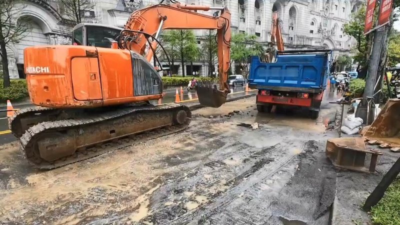 基隆市安樂區麥金路供水管線1日凌晨突然破管,台水公司先降壓供水,將破損路面整平後,待上班尖峰時段過後,於上午9時展開修復作業,預計2日下午3時修復完成。(讀者提供)中央社記者王朝鈺傳真 114年4月1日