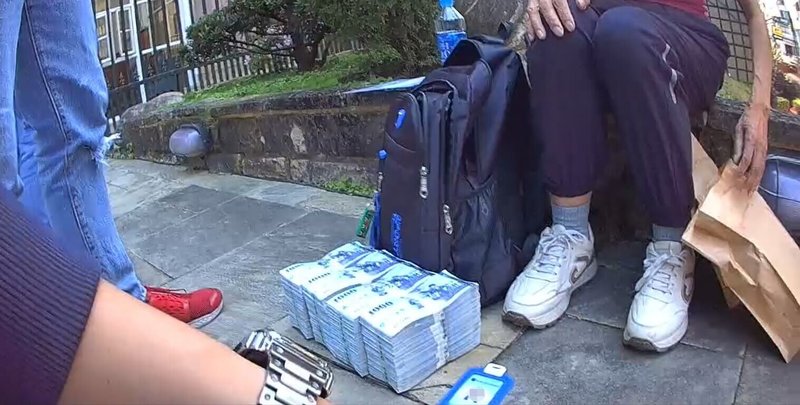 台中市警方1日宣布查獲詐欺案,被害人下載假投資App,前後共損失新台幣500多萬元,經警方埋伏逮獲車手,並起出400萬元贓款及犯罪證物。(民眾提供)中央社記者郝雪卿傳真 114年4月1日