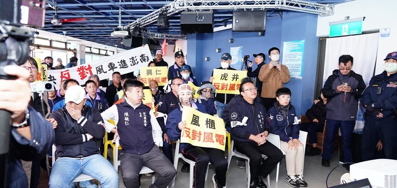 國內一間風電公司1日舉辦風電環境影響說明會,馬公澎南區與風櫃里逾百位里民反對風電設場前往抗議,澎湖縣議會議長陳毓仁(前左2)等人也出席聲援。(澎湖縣議會提供)中央社 114年4月1日