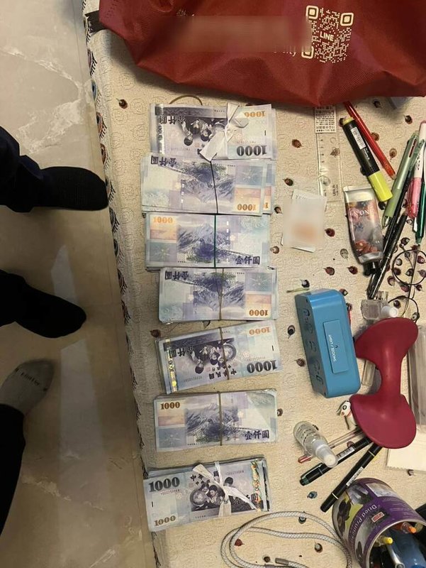 來台工作的越南籍女子透過網路尋求地下匯兌要將薪水匯回老家,發現交付的新台幣63萬元未按約匯出而報案;台中市警方1日說明,員警循線在5小時內將63萬元現金全數追回。(民眾提供)中央社記者郝雪卿傳真 114年4月1日