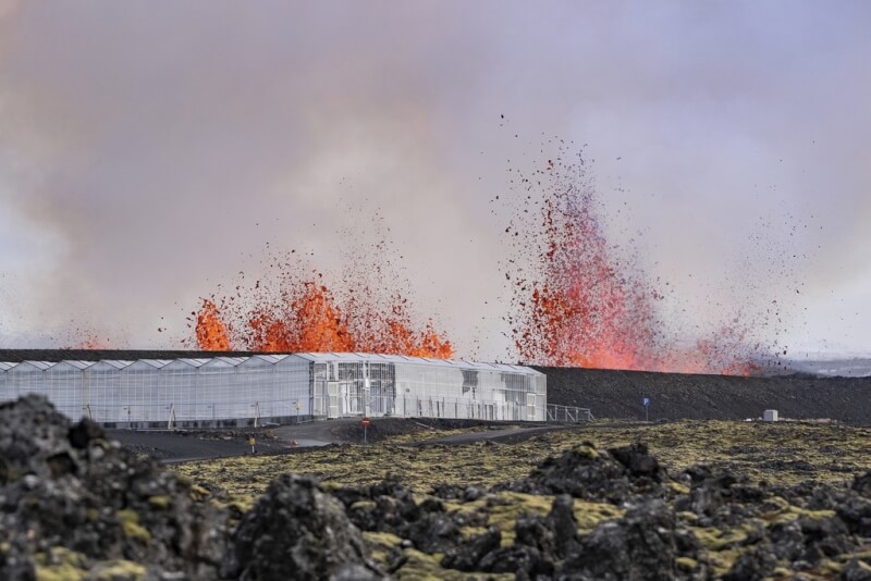 冰島西南部的敘恩茲努克斯火山口群1日爆發。(美聯社)