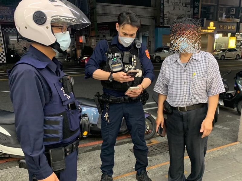 台南市61歲姜姓男子誤信28歲網路女子援交,1日晚間前往超商購買新台幣3000元點數卡支付時,碰上巡邏警員查詢,才驚覺自己差點成了詐騙冤大頭。(台南市警局提供)中央社記者張榮祥台南傳真 114年4月2日