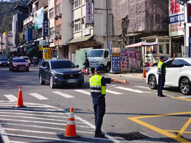 清明節連假即將展開,南投縣警察局2日指出,名間鄉濁水公墓等易塞車公墓將派員加強周邊交通疏導,並取締違規停車。(南投縣警察局提供)中央社記者吳哲豪傳真 114年4月2日