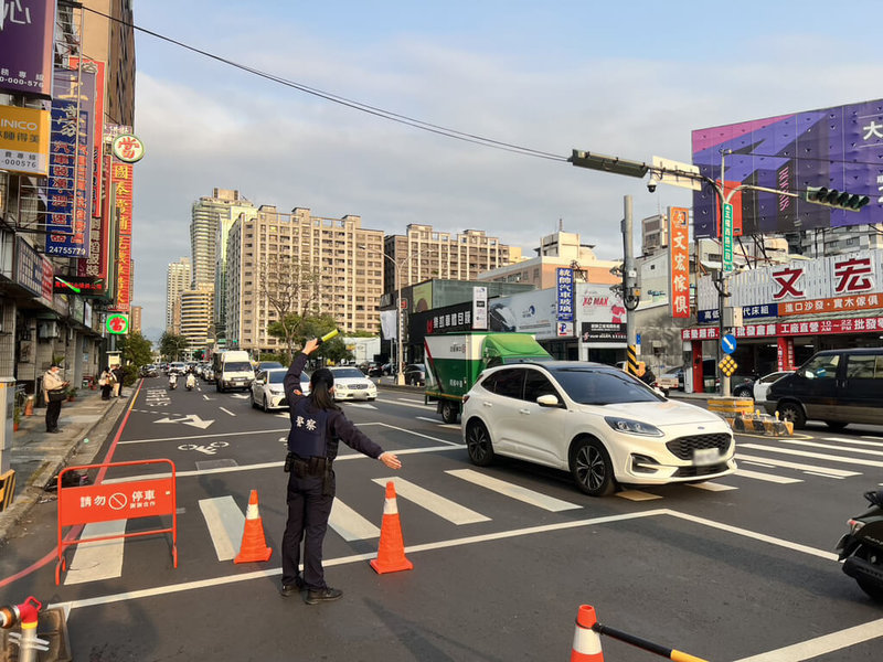 台中市南屯區五權西路二段與東興路二段交叉口2日下午發生瓦斯外洩事件,警方獲報到場協助封路管制。經確認無外洩情形後,已於下午5時40分解除管制。(民眾提供)中央社記者郝雪卿傳真 114年4月2日