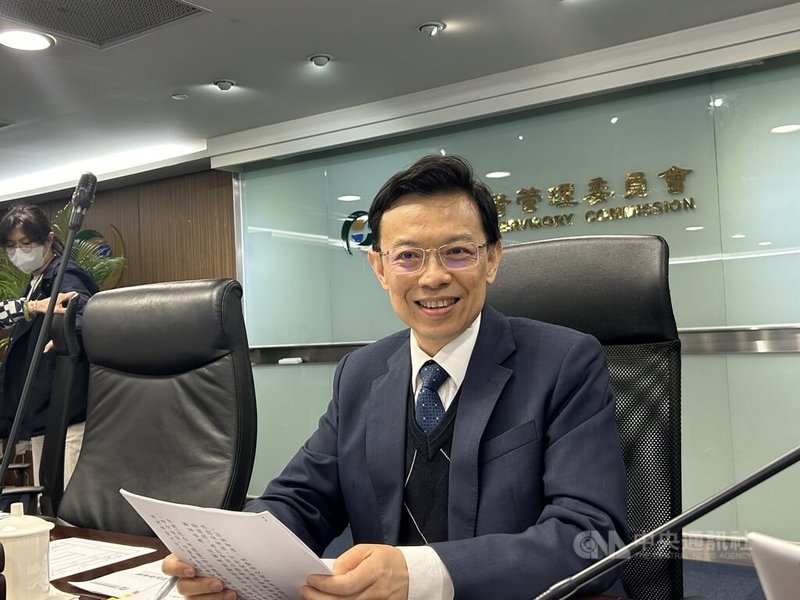 針對金管會同意新新併,銀行局主秘王允中(圖)1日在例行記者會表示,核准只是一個開始而已、不是終點;主管機關的立場一定是持續監理,要求公司維持穩定經營。中央社記者羅元駿攝 114年4月1日