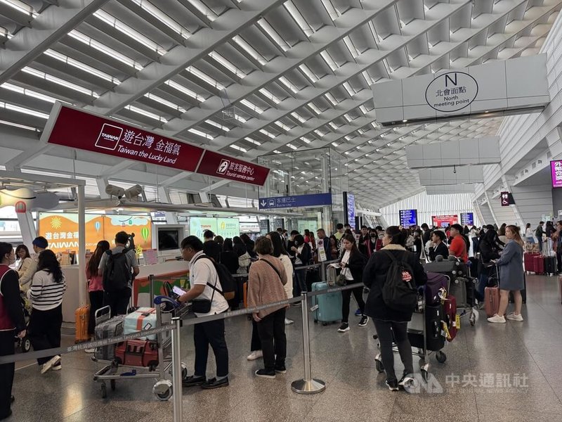 根據內政部移民署初估,114年首季來台旅客可望突破210萬人次,較113年同期成長3%,圖為來台旅客排隊抽獎。中央社記者余曉涵 114年4月2日