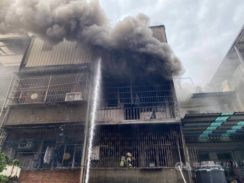 新北市鶯歌區一處住宅2日中午發生火警,冒出大量濃煙,消防人員獲報到場灌救。(翻攝照片)中央社記者趙敏雅傳真 114年4月2日