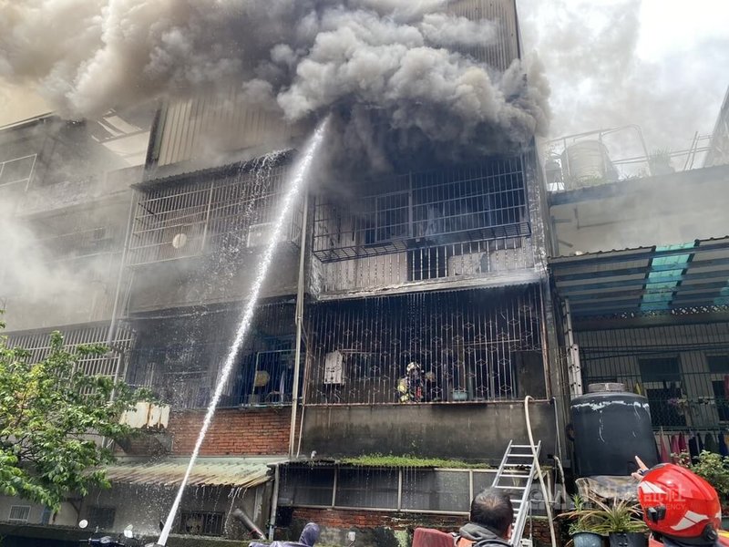 新北市鶯歌區一處住宅2日中午發生火警,消防人員救出一對母女,發現2人明顯死亡未送醫,屋主黃姓男子則自行逃生。(翻攝照片)中央社記者趙敏雅傳真 114年4月2日