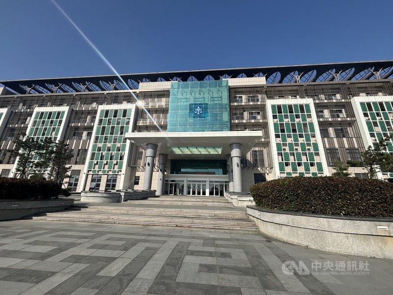 新竹市警察局宋姓警官涉嫌包庇賭博集團,民國113年6月4日遭收押禁見,案經檢方偵結起訴,移審新竹地方法院(圖),法官2日做出裁定。中央社記者郭宣彣攝 114年4月2日