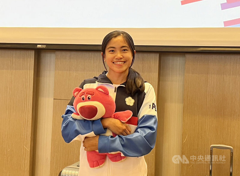 世界中學生U15運動會4日起將在塞爾維亞登場,台灣代表團2日晚間將啟程,113年在全中運田徑勇奪5金的陳羿岑將迎接國際賽首秀,特別帶玩偶「熊抱哥」相伴。中央社記者黃巧雯攝 114年4月2日