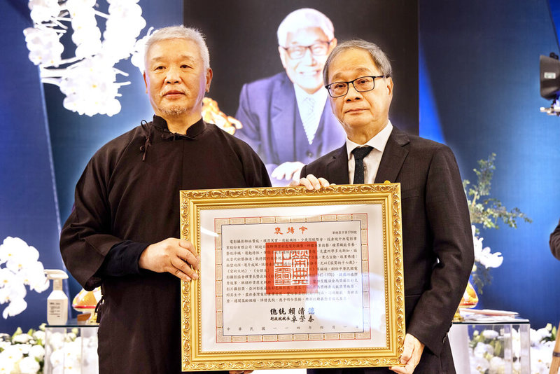 文化部長李遠(右)2日出席電影攝影師林贊庭告別式,並代表頒贈總統褒揚令,由林贊庭長子林良忠(左)代表受贈。(文化部提供)中央社記者王心妤傳真 114年4月2日