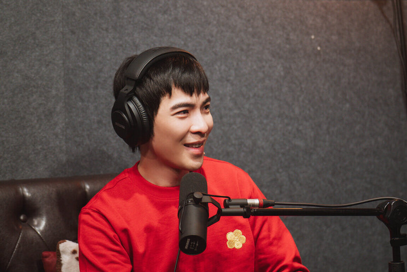 金曲歌王蕭敬騰(圖)應邀錄製Podcast「白日夢非常秋」時,獻出Podcast初體驗。(犢影制作、有意思國際傳播提供)中央社記者洪素津傳真 114年4月2日