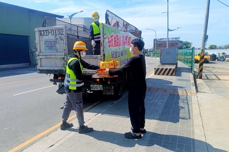 清明掃墓為傳統習俗,桃園市環保局長顏己喨2日呼籲,民眾可以集中燒、適量燒、替代燒的「紙錢新三燒」方式祭祖,不僅能讓空氣變清新,對祖先的心意不減又能兼顧低碳理念。(桃園市環保局提供)中央社記者吳睿騏桃園傳真 114年4月2日