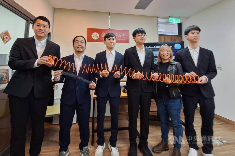 台大機械系團隊發想液態華爾滋提案,被日本JAXA評為最具潛力的11個計畫之一,盼在太空中驗證彈簧圈伸展、扭轉時,液體能在其中如影隨形流動,將由太空人實測。中央社記者許秩維攝 114年4月2日