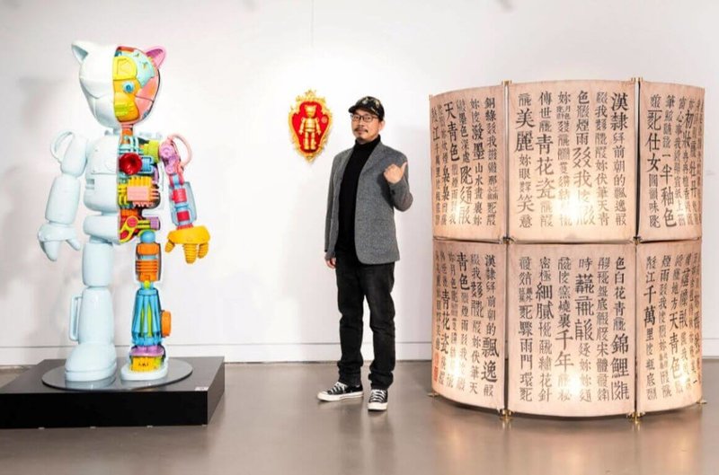 作詞人方文山(圖)3月起在基隆美術館推出特展「方道文山流」,展出近40件藝術裝置作品,其中包含他為基隆新創的藝術屏風「月色被打撈起」。(方道文山流提供)中央社記者王寶兒傳真 114年4月2日
