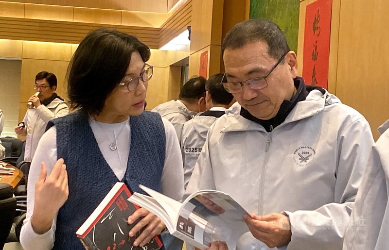新北市美術館將於25日開館,館長賴香伶(前左)2日於市政會議後向市長侯友宜(前右)說明籌備開館與展覽等相關事宜。中央社記者黃旭昇新北攝 114年4月2日