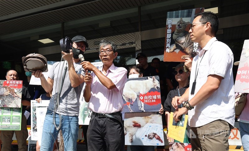 林業署日前搶救2隻被金屬套索所傷的台灣黑熊,台東 分署表示,搶救成功後,會到部落加強宣導換成改良式 獵具,獵人的意願會增加。林業署統計3年已換7095具。 (中央社檔案照片)