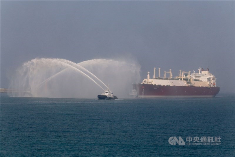 圖為中油液化天然氣(LNG)供應商租用船,2017年靠卸中油永安天然氣廠,在領港拖船引航下,鳴笛緩緩駛進永安港。(中央社檔案照片)