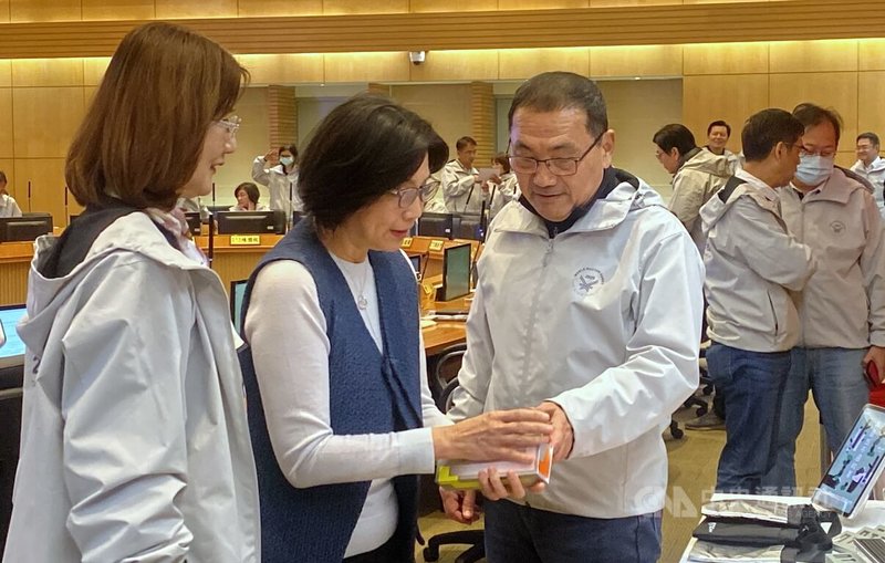 新北市文化局2日在市政會議報告,新北市美術館將於25日正式營運,首任館長賴香伶(前中)向市長侯友宜(前右)說明相關事項。前左為新北市文化局長張䕒育。中央社記者黃旭昇新北攝 114年4月2日