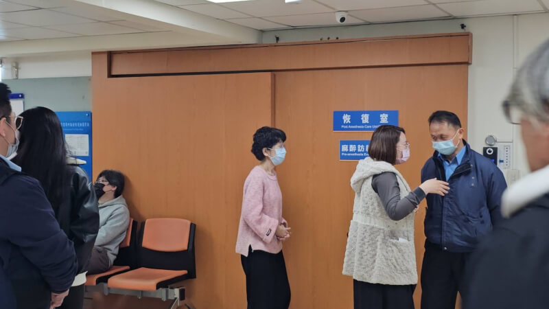 民眾黨前主席柯文哲妻子陳佩琪(中)在恢復室外等待。中央社記者王鴻國攝 114年4月2日