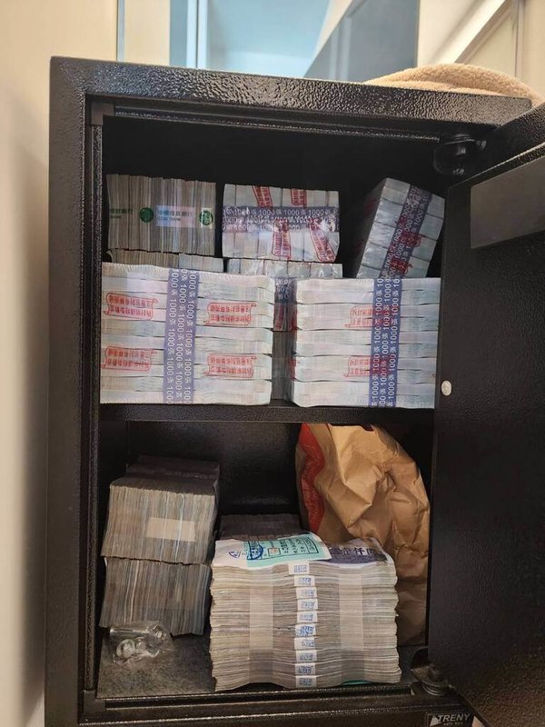 蔡姓兄弟等人涉嫌營運某網站讓人張貼兒少性影像營利,檢警偵辦查出不法獲利達新台幣7000萬多元,並查扣兒少影片數量達3萬1000部,經橋頭地檢署偵結,依違反兒少性剝削條例等罪嫌起訴蔡男等10人。(橋頭地檢署提供)中央社記者張已亷傳真 114年4月2日
