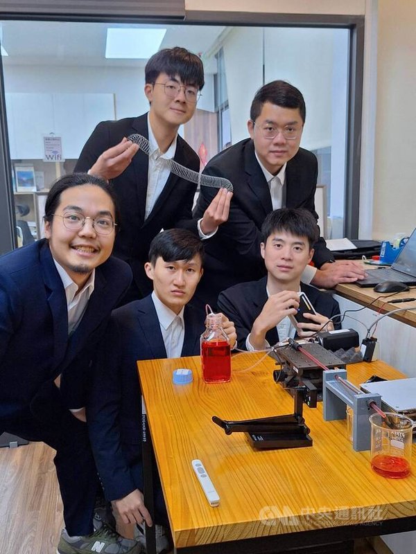 台大機械系團隊發想液態華爾滋提案，希望在太空中驗證，彈簧圈伸展、扭轉時，液體能在其中如影隨形流動。中央社記者許秩維攝 114年4月2日
