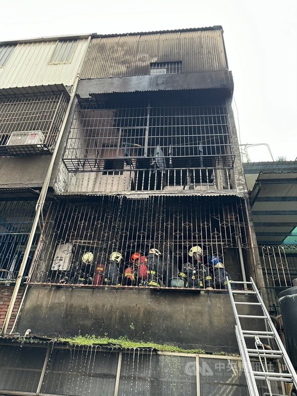 新北市鶯歌區福隆一街一處住宅2日中午發生火警,消防獲報到場灌救,黃姓男屋主自行逃生,黃男妻子張女及女兒救出時,明顯死亡未送醫。中央社記者趙敏雅攝 114年4月2日