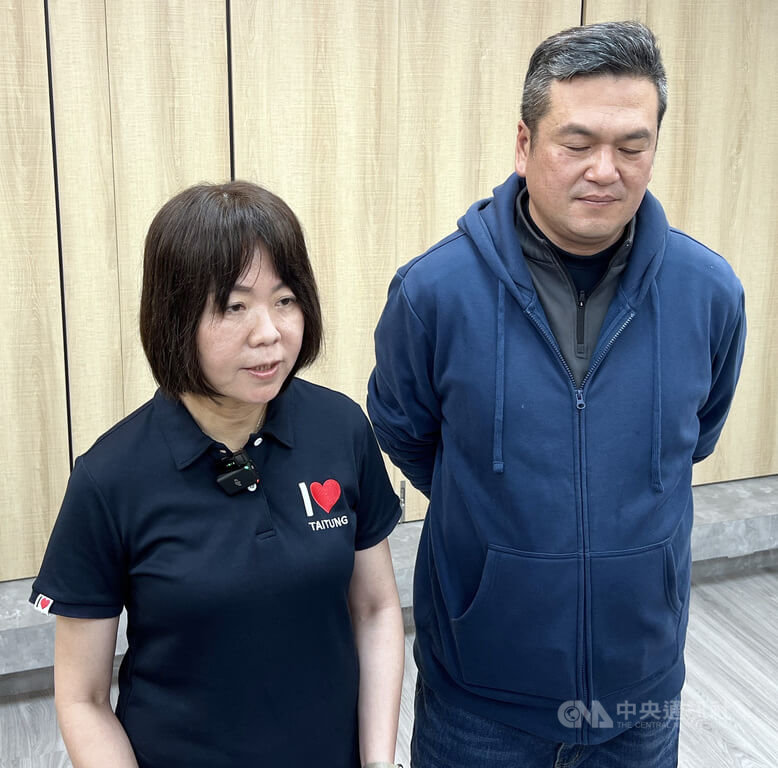 台東發生某幼兒園4名學生遭老師施暴受傷,台東縣政府教育處長蔡美瑤(左)2日表示,調查報告4月底出爐,如屬實將嚴懲,目前涉案2老師停職。中央社記者盧太城台東攝 114年4月2日
