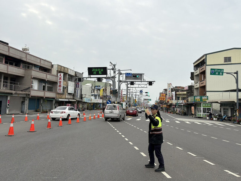 清明連假首日,往返墾丁、台東的台1線水底寮五岔路口,車流量累計至3日上午10時已湧入逾1.8萬車次,警方調撥車道因應。(枋寮警分局提供)中央社記者李卉婷傳真 114年4月3日
