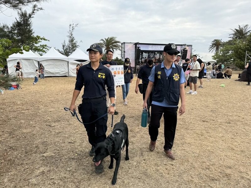 2025台灣祭3日起一連3天在墾丁大灣登場,因應活動帶來大量人潮,緝毒犬到場巡邏,讓樂迷在健康清新音樂環境盡情嗨唱。(屏東縣政府提供)中央社記者李卉婷傳真 114年4月3日