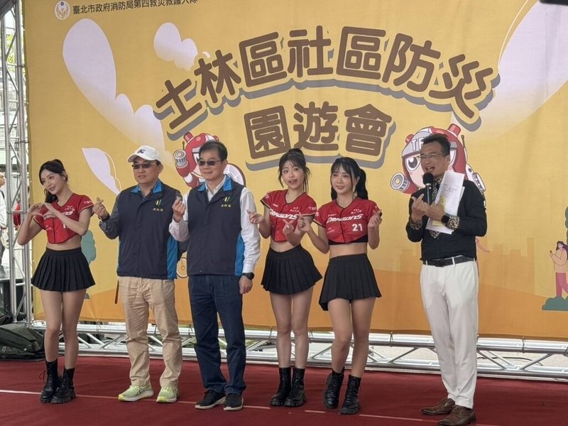 清明連假到來，台北市消防局3日呼籲，為防範墓地火災，民眾祭祖掃墓要謹記「除草不用火」等5要點，消防局也特邀中職啦啦隊參與防災宣導園遊會，盼促提升民眾防災意識。（台北市消防局提供）中央社記者黃麗芸傳真  114年4月3日