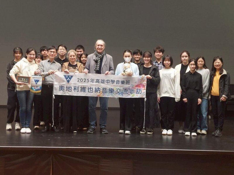 高雄中學音樂班16名學生赴維也納展開10天移地訓練,造訪維也納音樂與藝術市立大學(MUK)、維也納音樂與表演藝術大學(MDW)和海頓音樂大學,由當地老師授課,在「音樂之都」展開文化交流。(雄中提供)中央社記者林巧璉傳真 114年4月3日