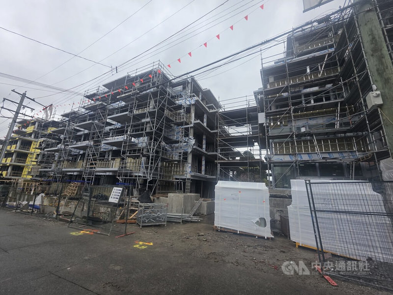 加拿大政府效率低,過去一個建案要獲得興建許可,可能會拖上好幾年,如今朝野各界呼籲改變作風,加速審批、減少限制,方能刺激經濟。中央社記者程愛芬溫哥華攝 114年4月3日