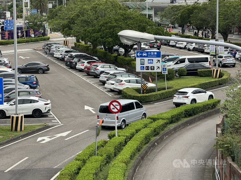 清明節連續假期首日,國道1號3日上午出現車潮,其中湖口至竹北南向路段上午僅時速20至50公里,湖口休息站也出現排隊車潮,部分駕駛選擇在此短暫休息。中央社記者魯鋼駿攝 114年4月3日