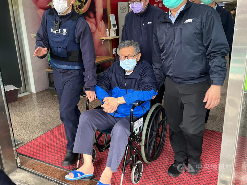 民眾黨前主席柯文哲(前中)2日在衛生福利部台北醫院進行輸尿管鏡手術,取出結石後住院觀察。柯文哲3日下午坐著輪椅出院,在台北看守所人員戒護下離開醫院。中央社記者趙敏雅攝 114年4月3日