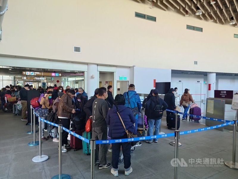 清明連假首日,不少馬祖民眾3日選擇搭乘兩馬小三通航班赴中國旅遊,馬祖福澳港出境區排了長長人龍,等待通關。中央社記者潘欣彤攝 114年4月3日