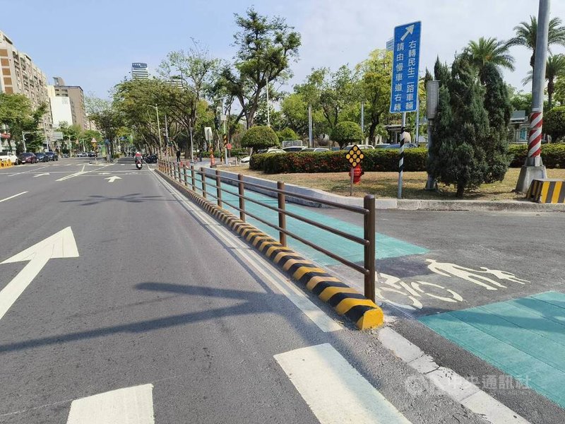 61歲日籍婦人3月間在高雄市中華五福圓環人行道遭車輛衝撞,送醫搶救多天仍不治。目前此路段已增設欄杆,人行道也增加綠色鋪面,提高辨識度。中央社記者林巧璉攝 114年4月3日