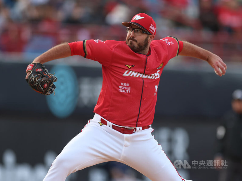 中職味全龍隊新洋投龍聖(Zac Lowther)3日生涯初先發,繳出6局失1分好投,他賽後表示,雖然一開始有點緊張,但後來有進入狀況。中央社記者張新偉攝 114年4月3日