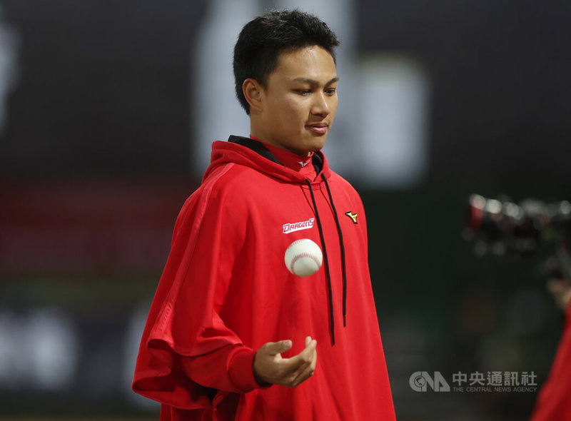 中華職棒味全龍隊「龍之子」徐若熙(圖)因大腿傷勢趕不上開季,龍隊總教練葉君璋3日表示,徐若熙已進行實戰投打練習,若調整順利,有望在4月中先發登板。中央社記者張新偉攝 114年4月3日