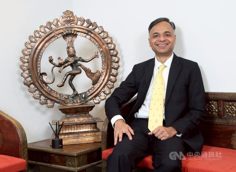 印度台北協會會長、印度駐台代表葉達夫(Manharsinh Laxmanbhai Yadav)3日受訪時表示,台灣的祭祖文化展現出強烈的傳統根源和家庭責任,同時也看重科技創新,這與印度有相當共同性。中央社記者張新偉攝 114年4月3日