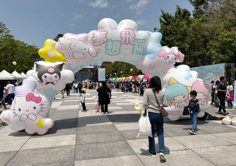 2025新竹市兒童遊藝節「飛翔樂園」3日於新竹公園開幕,活動包括動態遊具及靜態藝術表演,不少民眾趁著好天氣到場同樂。中央社記者魯鋼駿攝 114年4月3日