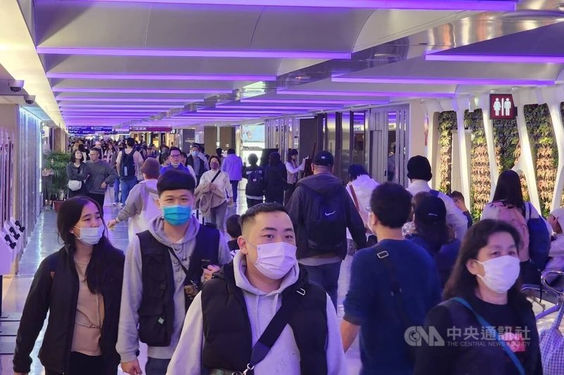 清明節連續假期首日,桃園國際機場3日一早就出現人潮。中央社記者吳睿騏桃園機場攝 114年4月3日