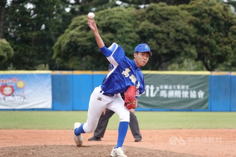 2025年東岸聯盟U18棒球錦標賽高雄市聯隊投手蘇嵐鴻（圖）3日分組預賽登板後援，投3局丟1責失，最快球速146公里，助隊以3比2搶下4連勝晉級。中央社記者謝靜雯攝  114年4月3日