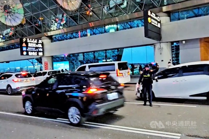 清明節連續假期展開,桃園國際機場3日一早就出現人潮及接送機車潮,機場公司及航警局都已加派人力及增開櫃檯。中央社記者吳睿騏桃園機場攝 114年4月3日
