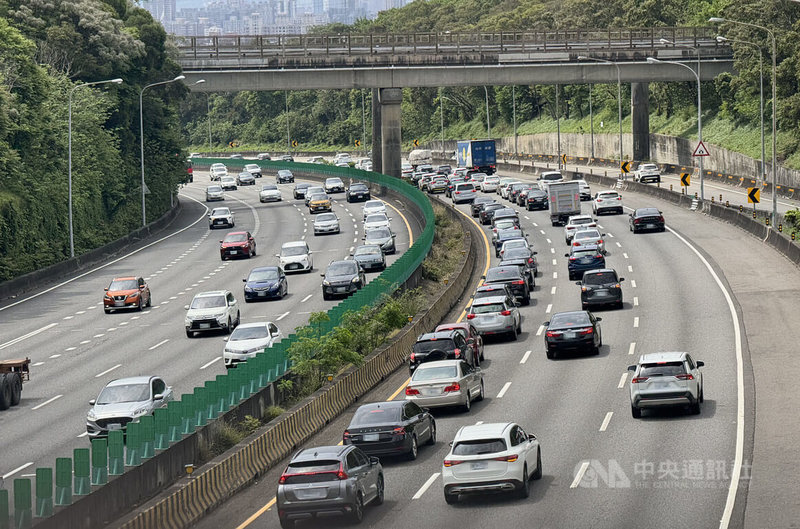 清明節連續假期首日,國道1號3日出現返鄉、掃墓及出遊車潮,其中北部地區湖口至竹北南下路段上午僅時速20至50公里。中央社記者魯鋼駿攝 114年4月3日