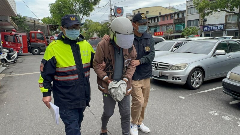 新北市鶯歌區一處住宅2日發生火警,母女2人逃生不及身亡;警方追查,屋主黃姓男子涉重嫌,3日中午將黃男(中)依刑法放火罪及殺人罪嫌移送新北地檢署複訊。(警方提供)中央社記者趙敏雅傳真 114年4月3日