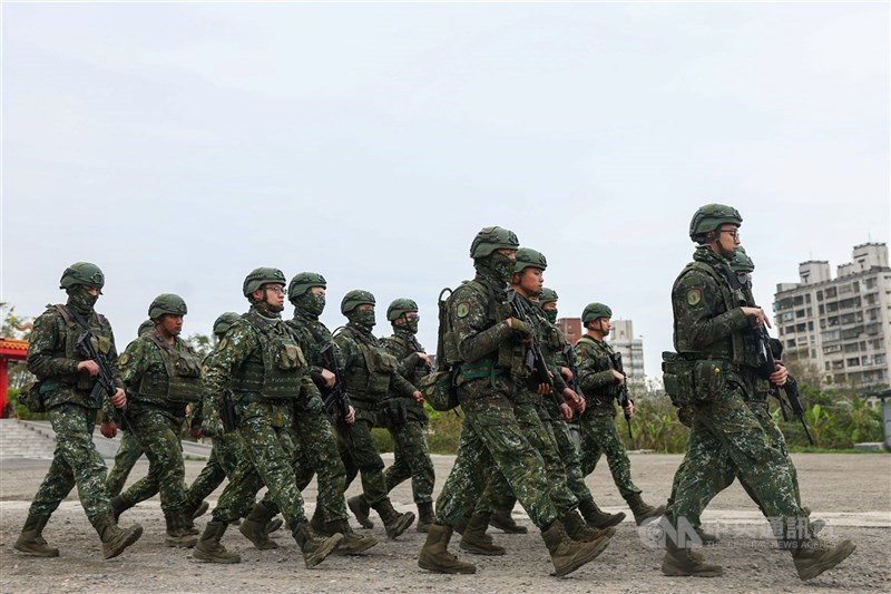 對於軍公教調薪機制法制化,政院人士指出,法制化必須經過充分的討論。圖為國軍官兵在新北八里集結出動進行偵查任務。(中央社檔案照片)
