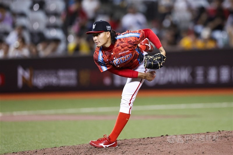 中職味全龍隊投手徐若熙(圖)因為大腿傷勢趕不上開季,不過龍隊總教練葉君璋3日表示,徐若熙若調整順利,有望在4月中、台北大巨蛋的主場先發登板。(中央社檔案照片)