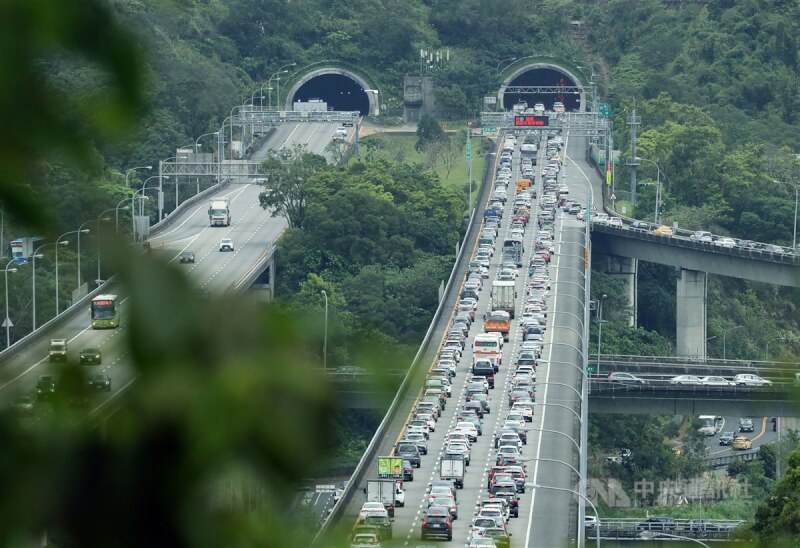 清明節連續假期第1天,國道3日一早就出現返鄉、掃墓及出遊車潮,多處路段車流量大。圖為木柵系統交流道車流壅塞情形。中央社記者郭日曉攝 114年4月3日