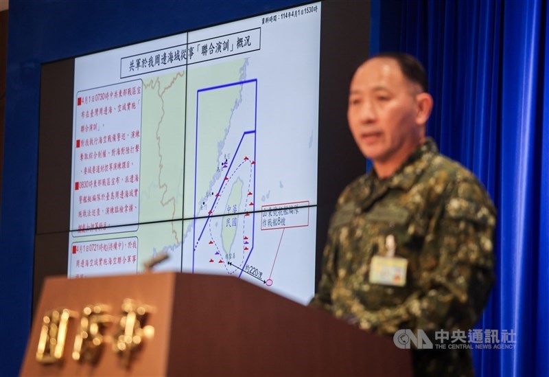 中國連日對台軍演,英國外交部2日發布聲明關切,指出台海和平穩定對全球繁榮至關重要。圖為國防部1日下午說明國軍相關應對處置作為。(中央社檔案照片)